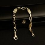 Zərif dizaynı və parlaq görünüşü ilə seçilən bu 925 əyar gümüş bilərzik, gündəlik istifadədən tutmuş xüsusi günlər üçün də ideal seçimdir. Yüksək keyfiyyətli materiallardan hazırlanmış bu aksesuar, allergiya yaratmayan və uzunömürlü olması ilə fərqlənir. Gümüş bilərziklər Zərifliyi və sadəliyi bir araya gətirən gümüş bilərziklər, hər bir qadının və ya kişinin tərzini tamamlayan vacib aksessuarlardandır. 925 əyar saf gümüşdən hazırlanmış bilərziklər həm gündəlik istifadə, həm də xüsusi günlər üçün idealdır. Dəriyə zərər verməyən və uzunömürlü material sayəsində, bu bilərziklər həm estetik, həm də praktik seçimdir. Sadə dizaynları sayəsində hər yaş qrupuna və hər tərzə uyğun modellər mövcuddur. Gümüş qolbaqlar Şəxsi üslubunu ifadə etməyin ən şıq yollarından biri olan gümüş qolbaqlar, klassik və modern dizaynların mükəmməl vəhdətidir. Əl işi detallar və yüksək keyfiyyətli gümüş material sayəsində bu qolbaqlar həm estetik baxımdan cəlbedicidir, həm də gündəlik istifadəyə dözümlüdür. Qolbaq modelləri tənzimlənən ölçüləri ilə istənilən biləyə uyğunlaşır və hər zaman parlaq görünüşünü qoruyur. Həm kişilər, həm də qadınlar üçün geniş seçim imkanı təqdim olunur. Çatıdırılma: Çatdırılma 3-24 saat ərzində həyata keçirilir. Metrolara çatdırılma pulsuzdur. Ünvana çatdırılma 5 – 15 manat arası ünvana görə dəyişir. Qablaşdırma: Məhsullar standart qutularda verilir. Müştərinin istəyinə uyğun əlavə ödənişlə xüsusi qablaşdırmalar da tərəfimizdən təşkil olunur. Əlaqədar məhsullar luxe