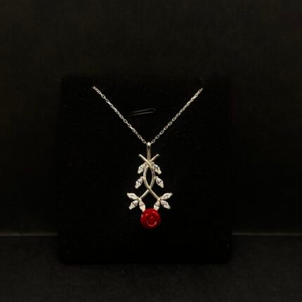 Camelia Gümüş boyunbağı