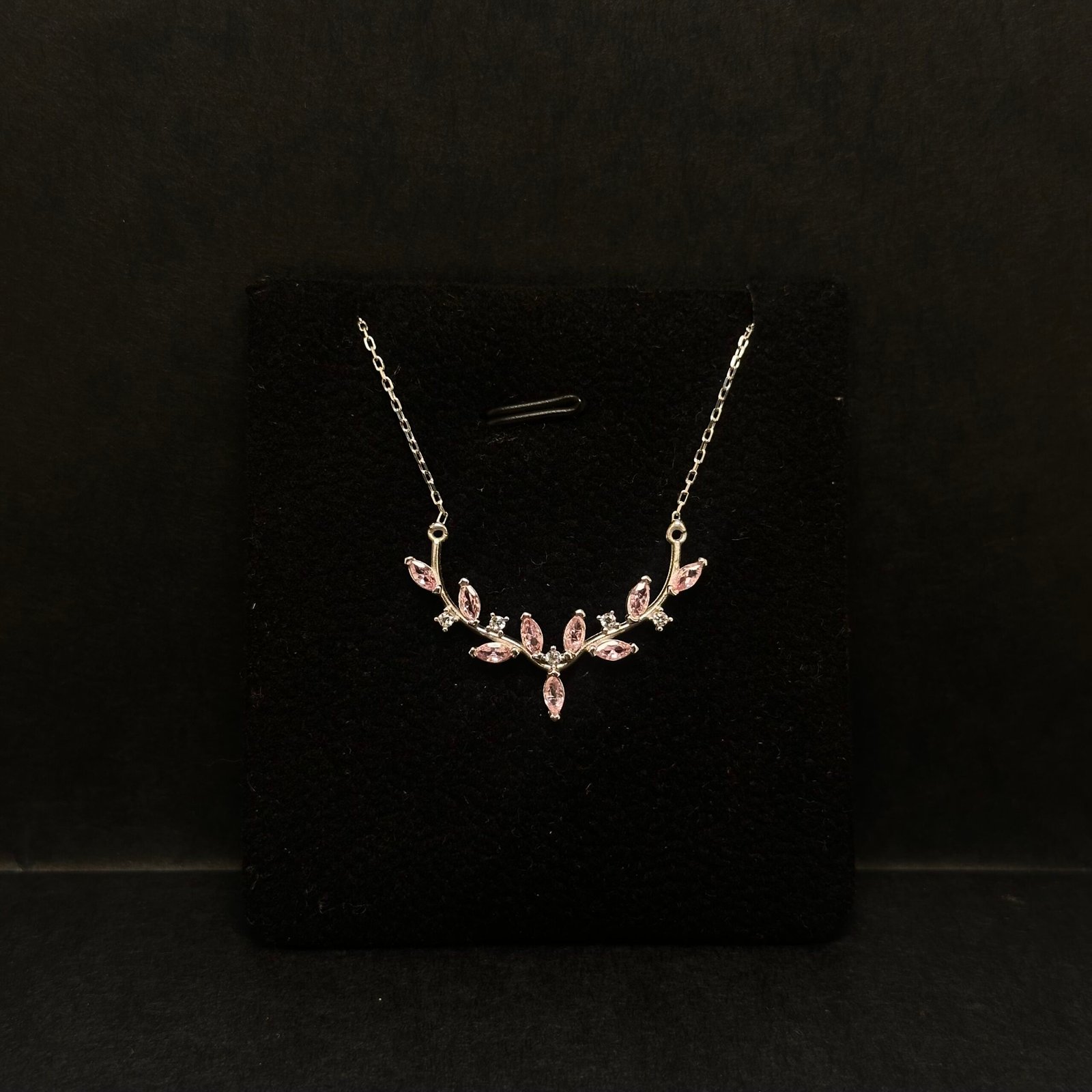 Eva Gümüş boyunbağı Eva Gümüş boyunbağı