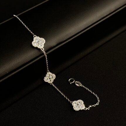 Nina Gümüş bilərzik