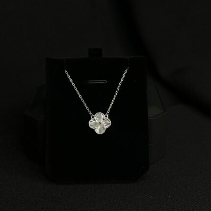 Lona Gümüş boyunbağı