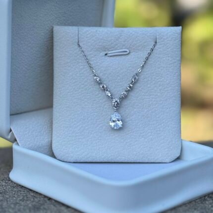 Monique Gümüş boyunbağı